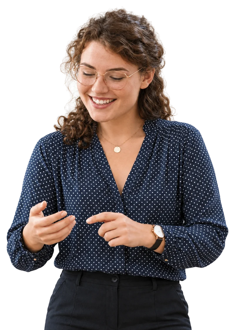 Imagen ilustrativa: Mujer joven de pelo rizado, gafas y blusa azul marino de lunares que sonríe mirando sus manos; etiquetas «Mi nueva LLC» y «Registrar mi empresa».